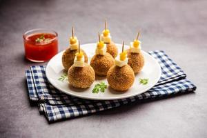 Mais-Käsebällchen mit Dip - beliebter Party-Snack aus Indien foto