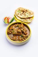 Hammel nach indischer Art oder Gosht Masala oder indisches Lammfleisch Rogan Josh, serviert mit Naan foto