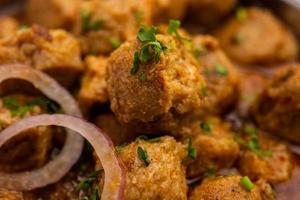 Soja-Chunks-Curry oder Meal-Maker-Curry ist ein köstliches indisches Gericht, das mit Soja-Nuggets zubereitet wird foto