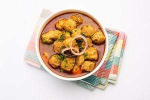 Soja-Chunks-Curry oder Meal-Maker-Curry ist ein köstliches indisches Gericht, das mit Soja-Nuggets zubereitet wird foto