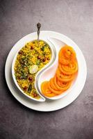 Aloo Poha mit Jalebi, Snack-Kombination, auch Imarti und Kande Pohe genannt foto