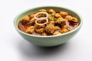 Soja-Chunks-Curry oder Meal-Maker-Curry ist ein köstliches indisches Gericht, das mit Soja-Nuggets zubereitet wird foto