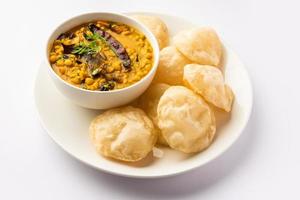 Luchi Cholar Dal oder frittiertes Brot aus Mehl, serviert zusammen mit Curry-Chana oder Bengal-Gramm foto