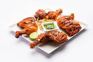 Tandoori-Huhn ist ein indisches, nicht vegetarisches, scharfes Essen foto