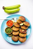 rohes Bananenschnitzel, auch Wegerich oder kacche kele ki tikki oder Patties genannt, serviert mit Chutney foto