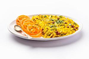 Aloo Poha mit Jalebi, Snack-Kombination, auch Imarti und Kande Pohe genannt foto