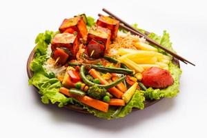 Paneer Sizzler ist eine indische Version mit Hüttenkäse und Salat, der brutzelnd auf einem heißen Steinteller serviert wird. foto