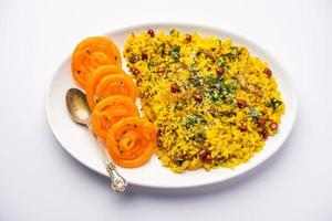 Aloo Poha mit Jalebi, Snack-Kombination, auch Imarti und Kande Pohe genannt foto