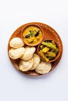 Cholar Dal und Patol Aloo Sabzi, serviert mit frittiertem Luchi oder Poori, bengalischer Küche foto