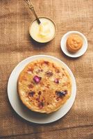 süßes Khoya Roti oder Peda Chapati Paratha, hergestellt aus eingedickter Sahnemilch oder Khoa, Khowa, Mawa foto