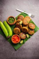 rohes Bananenschnitzel, auch Wegerich oder kacche kele ki tikki oder Patties genannt, serviert mit Chutney foto