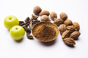 ayurvedisches Triphala Churan oder Trifala-Pulver ist eine alte Medizin für Stuhlgang, Verdauungsstörungen foto