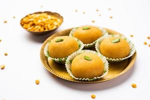 besan peda, pedha, pera. beliebtes indisches Mithai, zubereitet aus Kichererbsenmehl, Ghee, Zucker und Milch foto