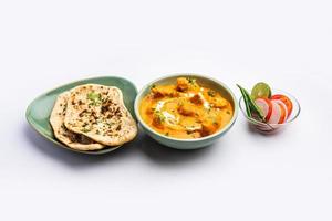 schmackhaftes Butter-Chicken-Curry oder Murg Makhanwala oder Masala-Gericht aus der indischen Küche foto