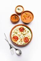 uttapam oder uttappa oder oothapam ist ein gesundes Frühstücksrezept aus der südindischen Küche foto