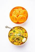 Aloo Poha mit Jalebi, Snack-Kombination, auch Imarti und Kande Pohe genannt foto