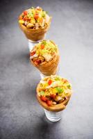 Kutchi Cone Chaat ist ein beliebter Party-Aperitif-Snack aus Indien foto