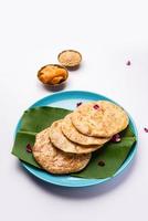 til gul roti für makar sankranti. süßer Chapati, Poli aus Sesamsamen, Jaggery foto