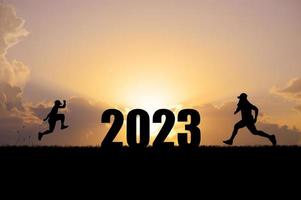 guten rutsch ins neue jahr 2023, ein neuer start, fang an zu laufen foto