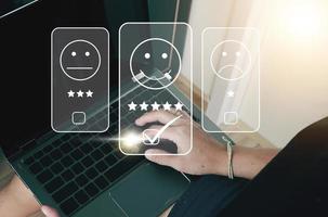Benutzer bewerten die Serviceerfahrung in der Online-Anwendung der Konzept-Kundenzufriedenheitsumfrage nach der Nutzung des Service. foto