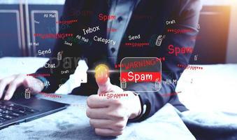 Konzept von E-Mail- und Computerviren. Wiederholen Sie die Konzepte von Internetsicherheit, Spam und E-Marketing am Bildschirm. Spam-E-Mail-Popup-Warnungen. foto