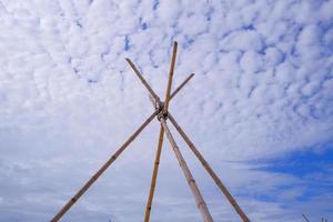 Bambusbogen mit Blick auf Himmel und Wolken foto