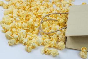 Butter-Popcorn auf einem weißen Hintergrund verstreut foto