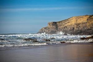 Küste des Ozeans im Westen Portugals foto