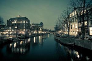 Blick auf die Amsterdamer Kanalstraße bei Nacht foto