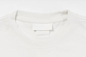Nahaufnahme von weißen Baumwoll-T-Shirts und Saumetiketten foto