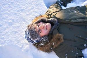 junge person, die spaß im schnee hat foto