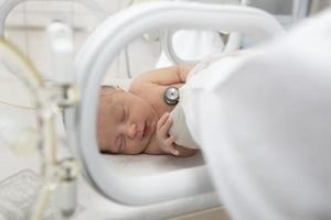 ein neugeborenes baby liegt in boxen im krankenhaus. ein Kind in einem Inkubator. Neugeborenen- und Frühgeborenen-Intensivstation foto