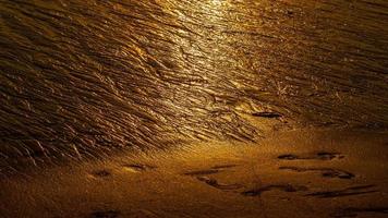 Der goldene Sand hat wunderschöne Muster foto