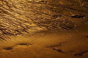 Der goldene Sand hat wunderschöne Muster foto