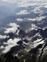 schöne luftaufnahme über die alpen aus einem flugzeug foto