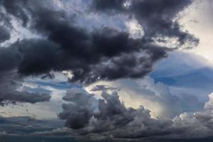 der dunkle himmel mit zusammenlaufenden schweren wolken und einem heftigen sturm vor dem regen. schlechter oder launischer wetterhimmel und umgebung. Kohlendioxidemissionen, Treibhauseffekt, globale Erwärmung, Klimawandel. foto