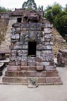 sukuh-tempel oder candi sukuh, reliefs im sukuh-tempel. antiker erotischer candi sukuh-hindu-tempel auf zentral-java, indonesien. Der Tempel ist ein javanischer Hindu-Tempel auf dem Berg Lawu foto