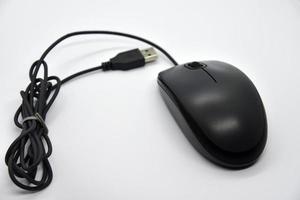 eine graue Computermaus auf weißem Hintergrund. schöne glänzende computermausnahaufnahme. Maus-Manipulator. ein Computer-Gadget. foto