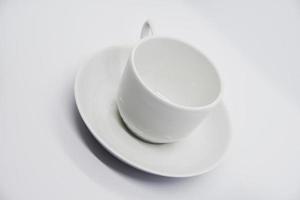 Teepaar auf weißem Hintergrund. Porzellanservice aus nächster Nähe. eine Teetasse und Untertasse. foto