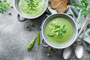 frische Gemüsesuppe aus grünen Erbsen foto