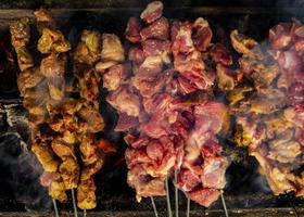 sate klatak oder sate kambing oder satay ziege, lamm, lamm oder fleisch ziege satay mit holzkohlezutat auf rotem feuer grillen von menschen, indonesien kochen satay. mit selektivem Fokus foto