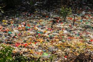 verschütteter Plastikmüll auf dem Land der Großstadt. leere gebrauchte schmutzige plastikflaschen. Plastikverschmutzung. Umweltverschmutzung. ökologisches Problem. foto