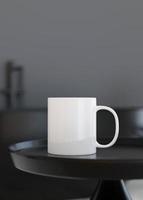 weißer becher verspotten. leere vertikale vorlage für ihr design, werbung, logo. Nahaufnahme. Platz kopieren. Tasse auf Couchtisch in modernem Interieur. minimalistisches kaffeetassenmodell. 3D-Rendering. foto