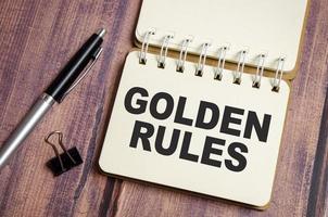 text goldene regeln auf notizblockpapier mit stift foto