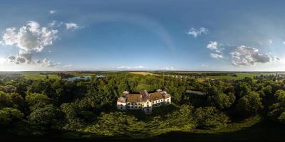 Luftaufnahme Full HDRI nahtloses sphärisches 360-Grad-Panorama über alte verlassene mittelalterliche Burg in äquirechteckiger Projektion bereit für virtuelle Realität vr ar foto