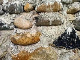 Die Baumaterialien für das Fundament des Hauses sind Stein und Zement foto