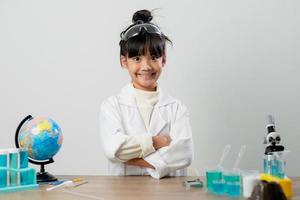 bildung, wissenschaft, chemie und kinderkonzept - kinder oder schüler mit reagenzglasexperimenten im schullabor foto