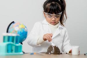 bildung, wissenschaft, chemie und kinderkonzept - kinder oder schüler mit reagenzglasexperimenten im schullabor foto