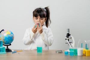 bildung, wissenschaft, chemie und kinderkonzept - kinder oder schüler mit reagenzglasexperimenten im schullabor foto