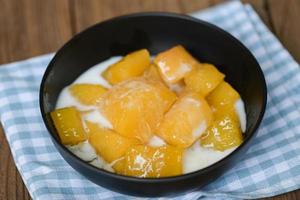 Maniok-Essen auf dem Tisch Essen, süßes Dessert aus gekochtem Maniok, Zucker und Kokosmilch - thailändisches Essen foto